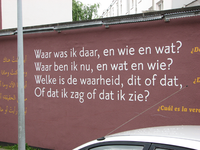 833270 Afbeelding van een gedicht, geschilderd op een tuinmuur naast het pand Jacob Catsstraat 8 te Utrecht. Het ...